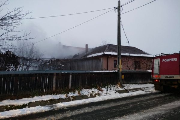 Un surtcircuit a distrus o gospodărie din Drăgușeni