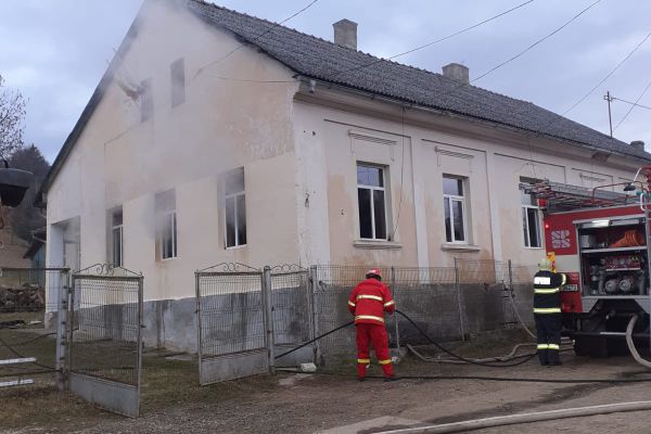 La un pas de tragedie! Incendiu într-o sală de clasă