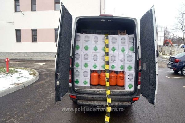 150 de butelii cu refrigerant, indisponibilizate de către poliţiştii de frontieră suceveni 