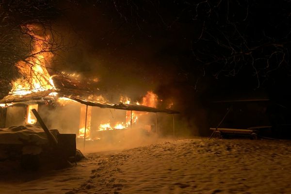 Un bărbat din Merești a afăcut atac de panică când a văzut cum agoniseala îi este mistuită de flăcări