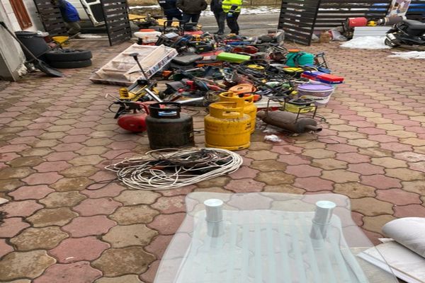 Bandă de hoți, destructurată! 8 persoane, reținute! Prejudiciul depașește 50.000 Euro