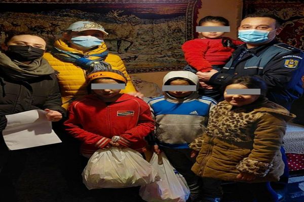 Polițiștii și asistenții sociali au ”descins” în mediile defavorizate