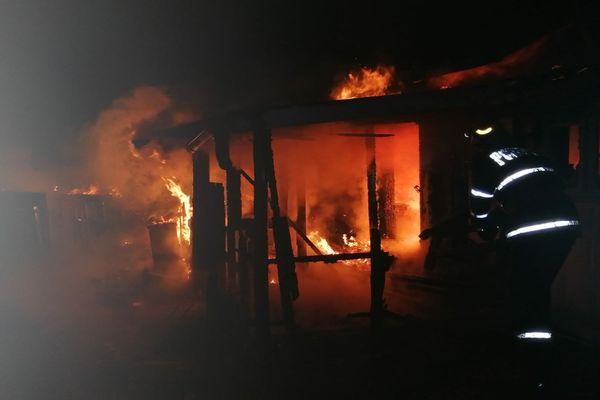 O familie de bătrâni din Dumbrăveni au rămas fără acoperiș deasupra capului! De spaimă, aceștia au ajuns la spital