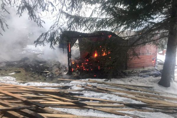 Incendiu la un canton silvic din Suceava