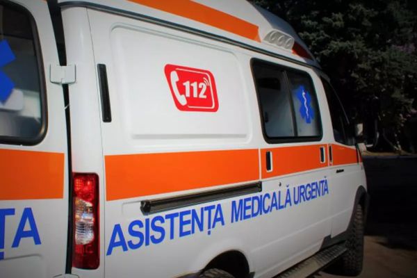A ajuns la spital după ce a intrat cu mașina într-o căruță
