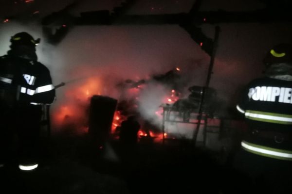 La un pas să rămână fără casă! Incendiu a pornit de la o afumătoare