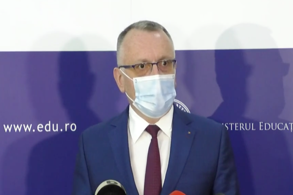 Ministrul Educaţiei anunţă că va fi prelungit cu o săptămână termenul de depunere a dosarelor pentru obţinerea burselor şcolare