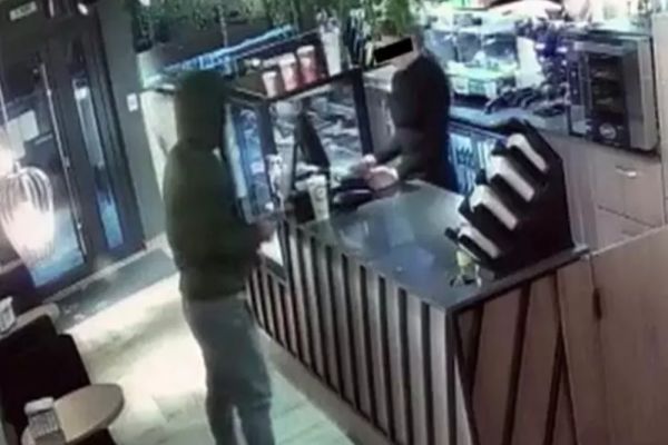 Jaf într-o cafenea din Suceava: hoțul a dat atacul cu o brichetă-pistol