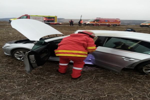 ACCIDENT în județul Suceava! Un tânăr a ajuns la spital