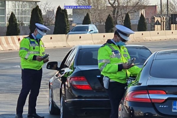 Știindu-se cu ”musca pe căciulă”, un șofer a oprit brusc la vederea mașinii de poliție