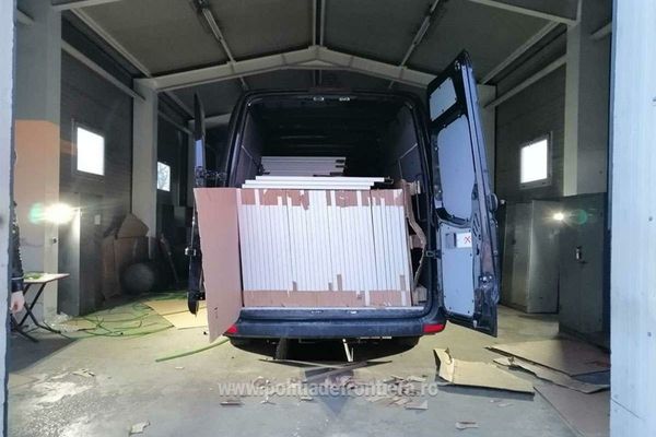 Panouri solare furate din Spania descoperite în vamă