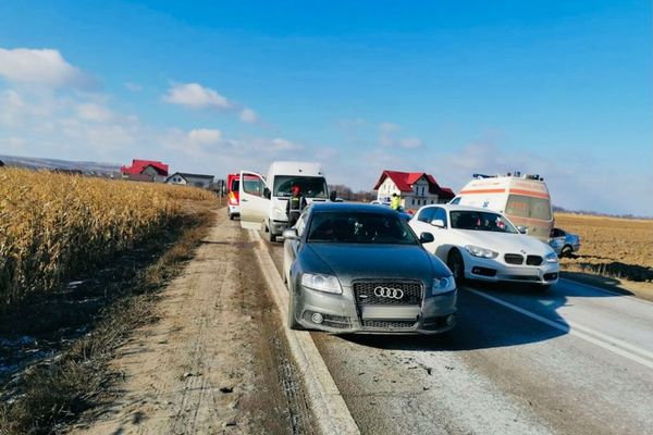 Carambol pe un drum din Suceava! Trei persoane au ajuns la spital