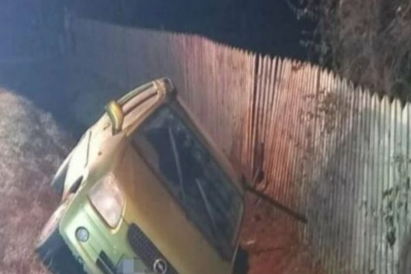 Aproape de comă alcoolică, un bărbat a intrat s-a oprit cu mașina în șanț