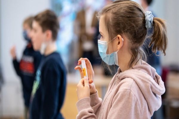 Crește numărul copiilor infectați cu COVID, internați în spitale. Simptomele pot fi CONFUNDATE extrem de ușor