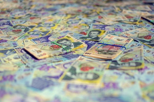 Mircea Coșea: „Oricât de stabilă ar fi economia, viitorul nu este roz. Ne-am împrumutat 57 de miliarde de euro și plătim dobânzi de 4 miliarde pe an