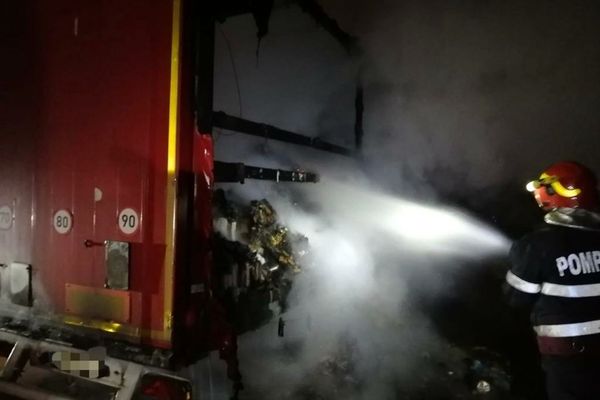 Jumătate din încărcătura unui TIR s-a făcut scrum în județul Suceava