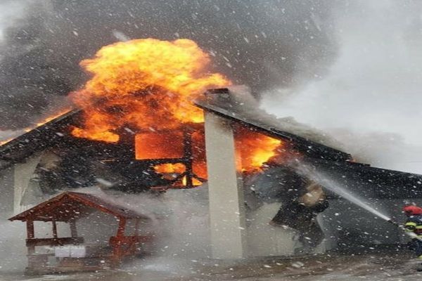 Incendiu la o gospodărie din Brodina! O femeie a suferit atac de panica