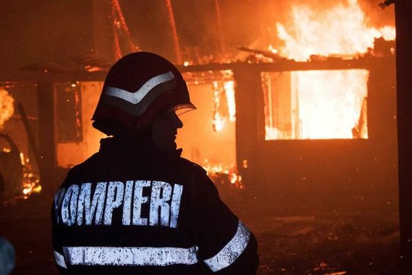 Un bătrân și-a pierdut viața în casa cuprinsă de flăcări
