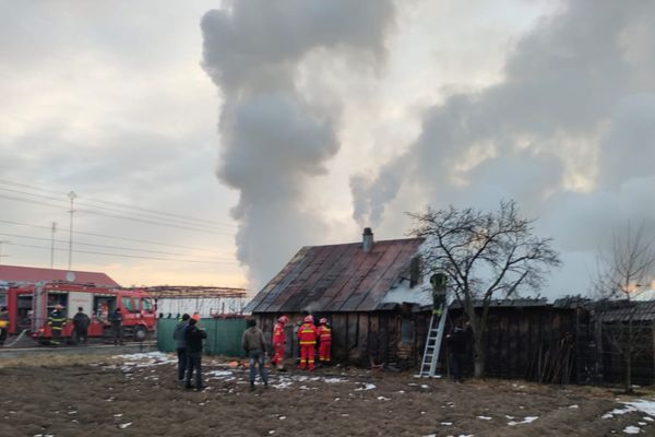 ULTIMĂ ORĂ: incendiu în județul Suceava. Un bărbat de 50 de ani a murit