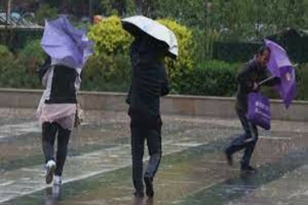 INFORMARE METEO: intensificări temporare ale vântului, ninsori la munte, vreme în răcire accentuată