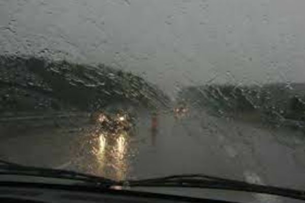 Poliţia recomandă: conduceţi prudent pe timp de ploaie!