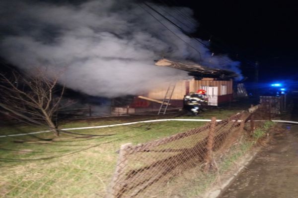 Anexele unei gospodării și trei mașini s-au făcut scrum din neglijență