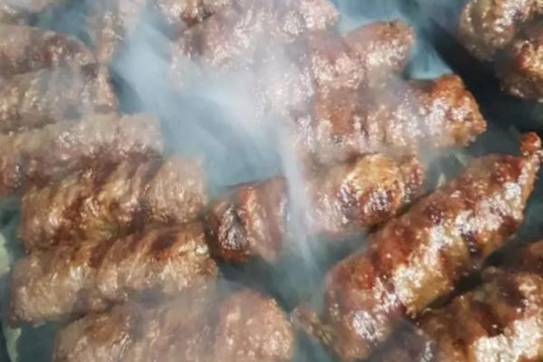 Românii se pregătesc de 1 Mai cu mici şi bere. Avertismentul ANPC: la ce trebuie să fie atenți