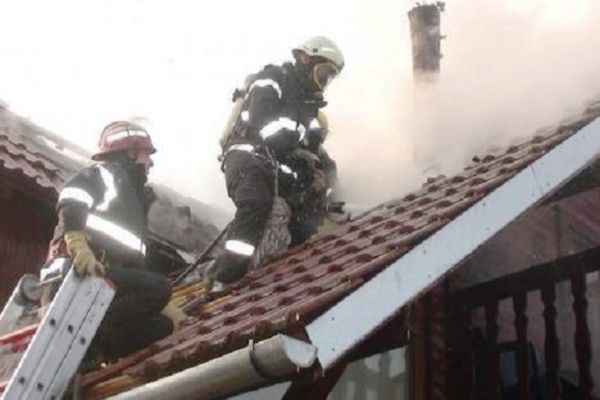 Incendiu în Sadova! Proprietara a suferit atac de panică