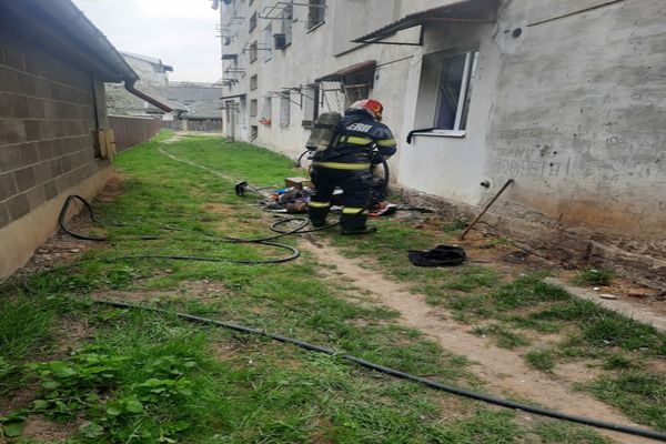 Garsonieră aprinsă de la o lumânare 