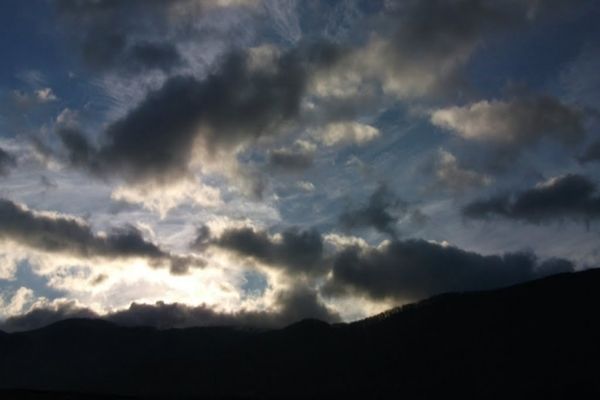 Vremea 3 mai - Înnorări temporare și averse în multe zone din țară