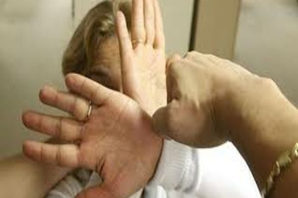 Și-a luat soacra la bătaie! Mărul discordiei, banii și alcoolul