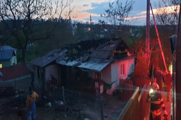Gospodărie afectată de incendiu în Udești! Două persoane au suferit atac de panică
