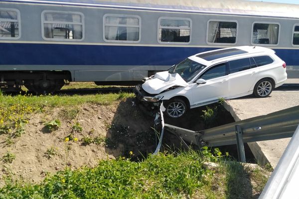FOTO/ A scăpat ca prin urechile acului după ce mașina în acre se afla a fost lovită de tren