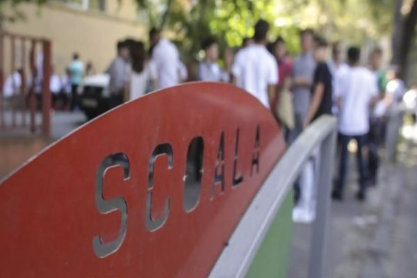 Proiect PNL depus în Parlament şi semnat şi de parlamentari PSD: Directorii unităţilor de învăţământ, obligaţi să cunoască limba română