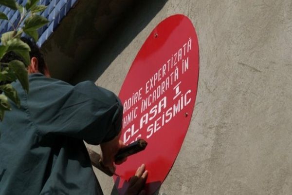 Imobilele cu BULINĂ ROȘIE vor putea fi reparate cu bani de la stat