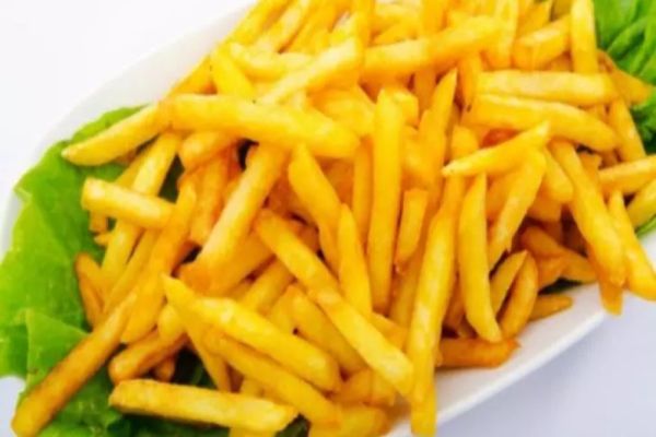 Cartofii prăjiți se scumpesc îngrozitor de mult - Mâncarea preferată a românilor devine un lux din cauza secetei