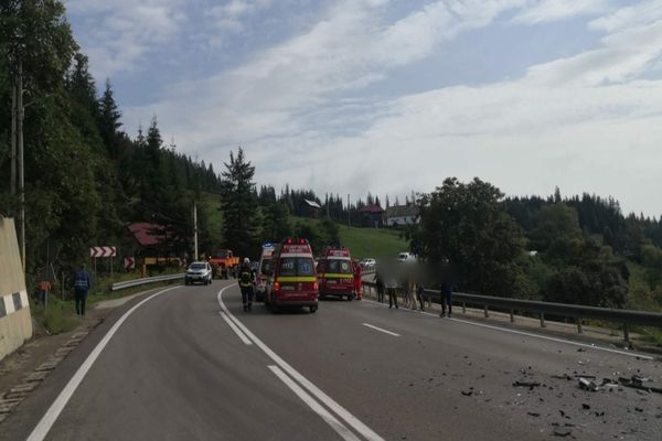 Accident grav în Pasul Mestecăniș! Opt persoane au fost transportate la spital