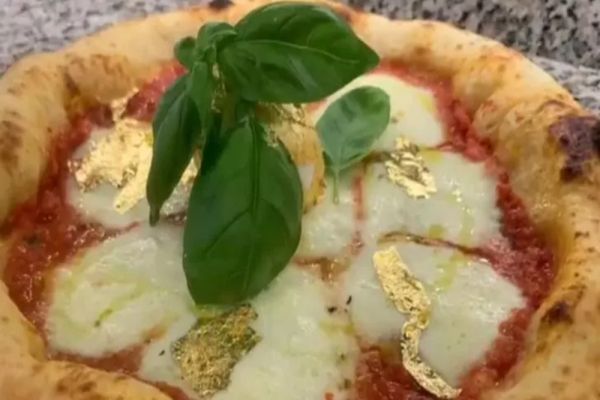 Prima pizza cu foiţă de aur în Italia, făcută de un român. Cât costă şi ce ingrediente conţine