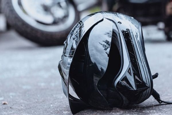 Doi tineri răniți în urma unui accident rutier! Unul dintre ei conducea o motocicletă