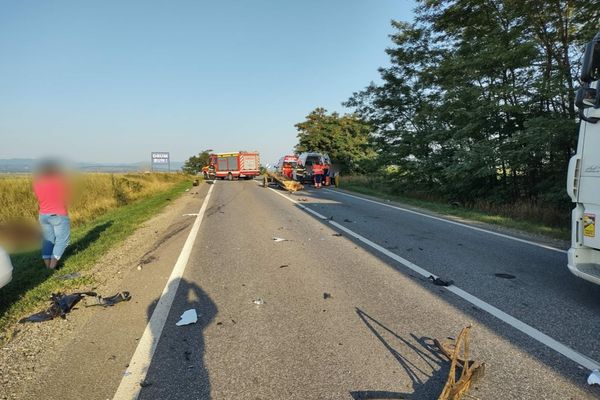 Impact violent între o căruță și o mașină