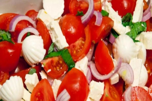 Pericolul din combinația roșii cu brânză - Puțină lume știe despre riscurile alimentelor preferate ale românilor