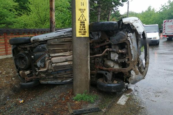 Cascadorie periculoasă! Șoferița a ajuns la spital!-FOTO