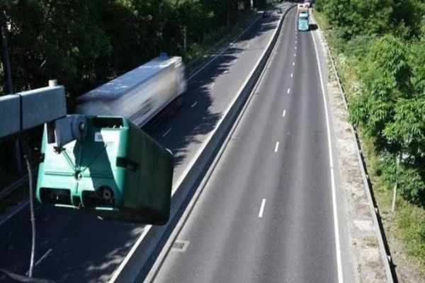 Poliția își cumpără un sistem de supraveghere video care identifică din mers numerele de înmatriculare ale mașinilor