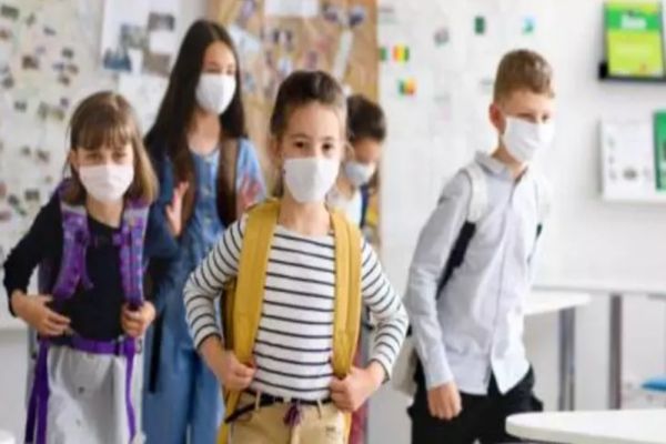 Anul școlar 2022-2023. Masca revine în școli - Regulile anunțate de Ministerul Sănătății pentru COVID-19 și gripa sezonieră