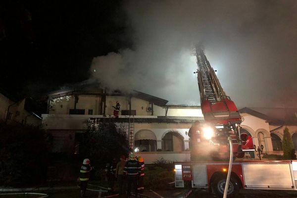 Incendiu de proporții la o sală de evenimente din Șcheia