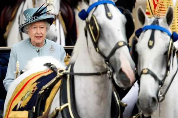 Povestea celor peste 5.000 de pălării ale Reginei. De ce le purta Elisabeta a II-a o singură dată - FOTO