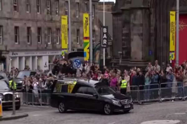 Regina Elisabeta a II-a, ULTIMUL DRUM în Scoția. Sicriul a ajuns la Edinburgh și a fost depus la Palatul Holyroodhouse