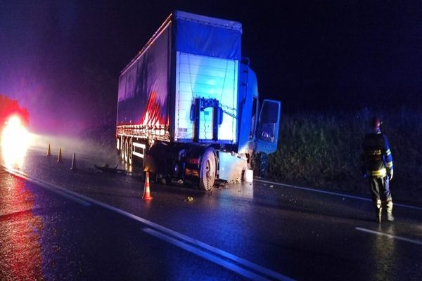 Accident la Poiana Stampei! Șoferul, extras din cabină de către pompieri