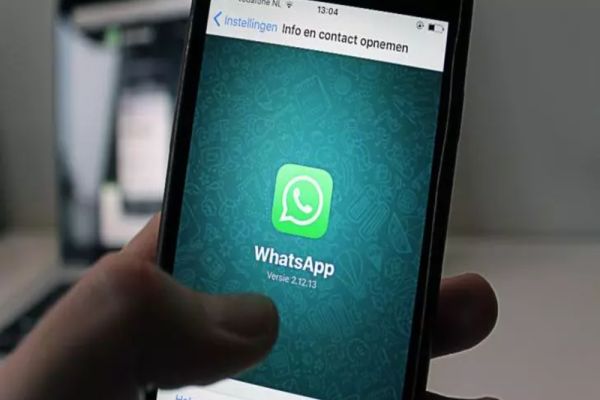 A picat WhatsApp. Utilizatorii aplicaţiei au probleme cu trimiterea mesajelor şi conectarea