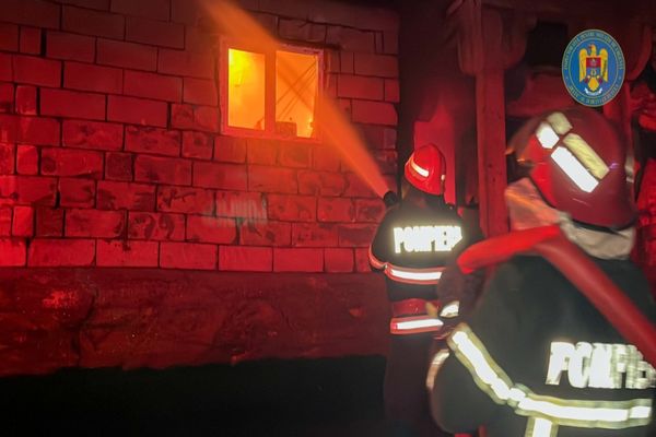 Femeie, găsită fără suflare în casa cuprinsă de flăcări. Focul a fost pus intenționat